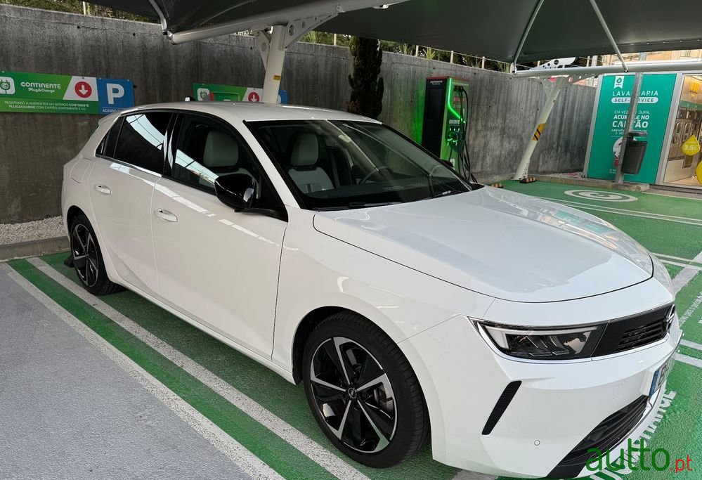 2023' Opel Astra 1.6 T Phev Elegance photo #4