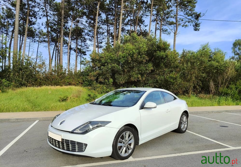 2013' Renault Laguna Coupe photo #2