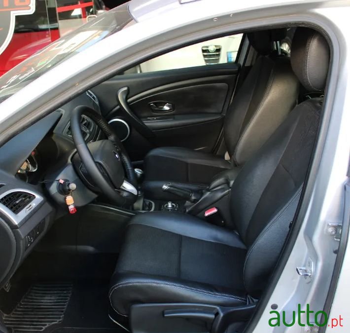 2010' Renault Megane Sport Tourer photo #6