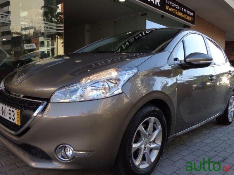 2012' Peugeot 208 1.2 Vti Active photo #1