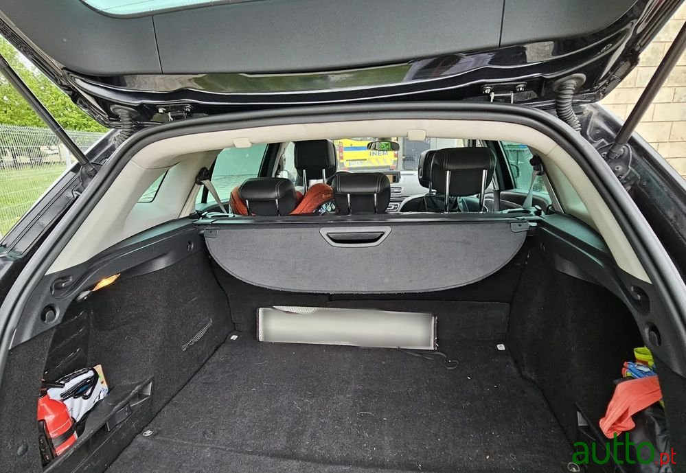 2011' Renault Megane Sport Tourer photo #6