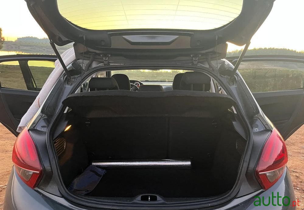 2013' Peugeot 208 photo #6