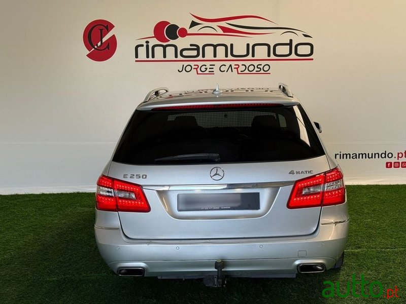 2011' Mercedes-Benz Classe E photo #5