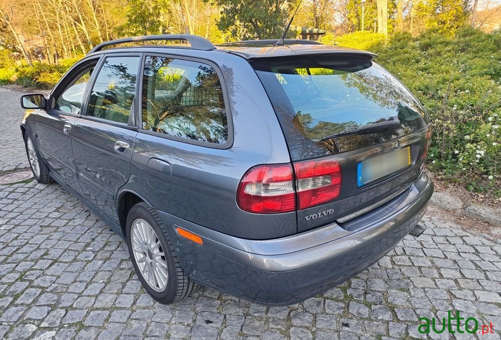 2002' Volvo V40 1.9 D Cr Sport photo #3