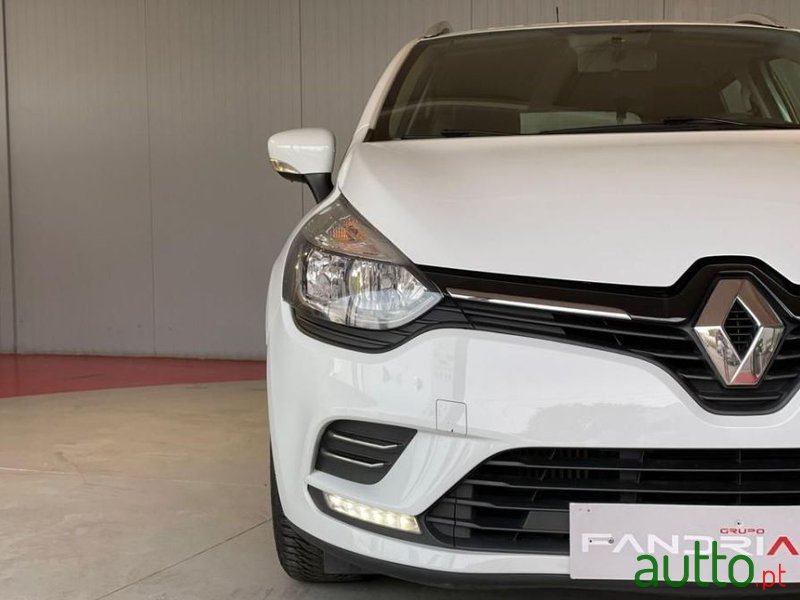 2017' Renault Clio Sport Tourer photo #3