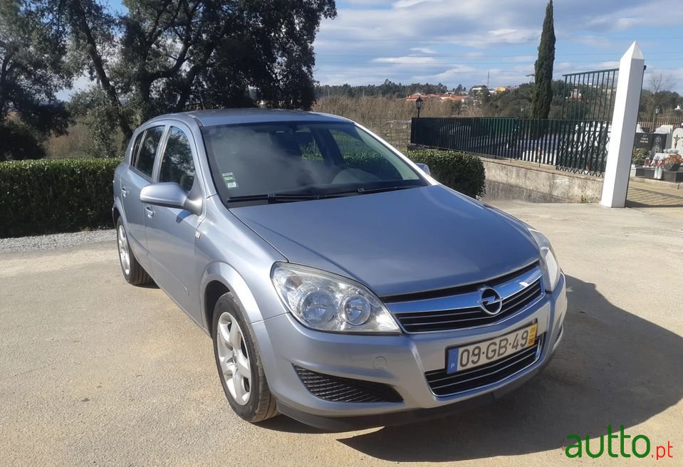 2008' Opel Astra photo #1