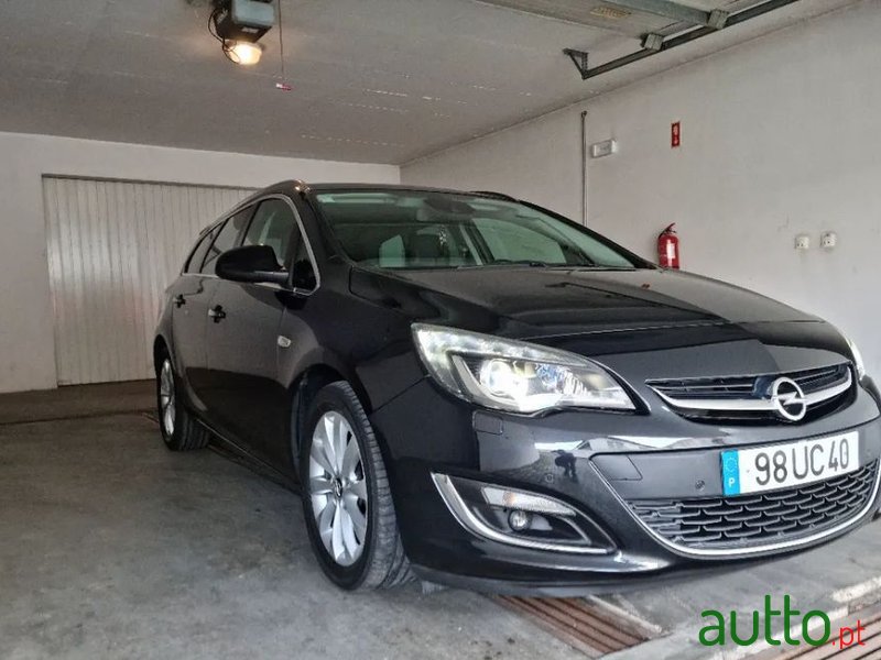 2012' Opel Astra Sports Tourer photo #2