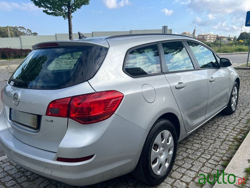 2011' Opel Astra Sports Tourer photo #2