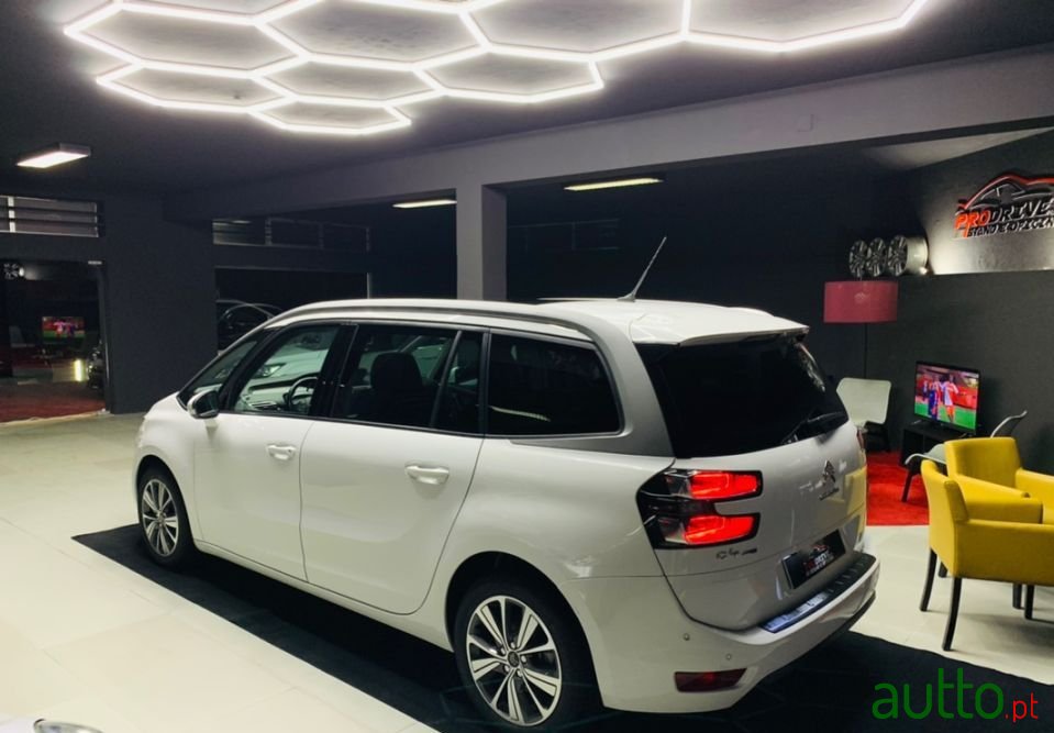 2015' Citroen C4 Grand Picasso photo #3