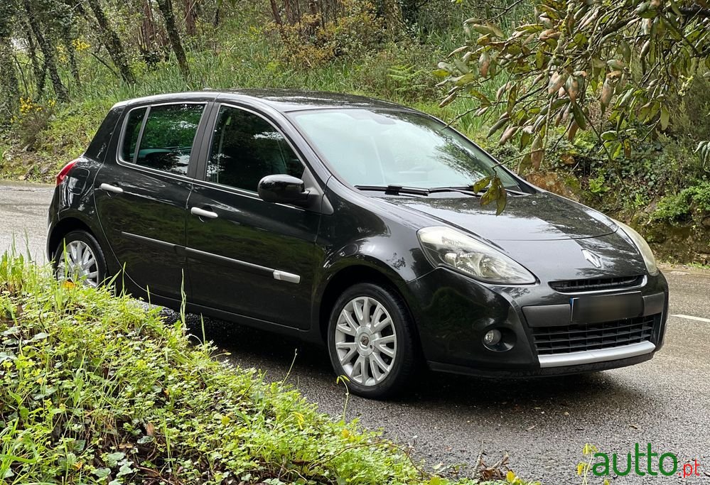 2011' Renault Clio photo #2