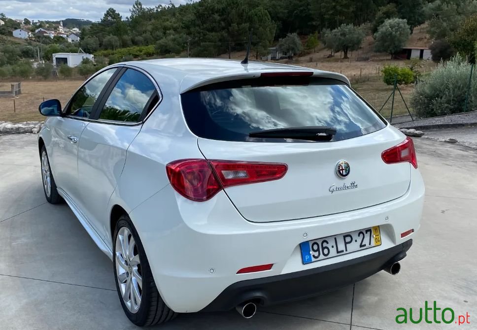 2011' Alfa Romeo Giulietta photo #4