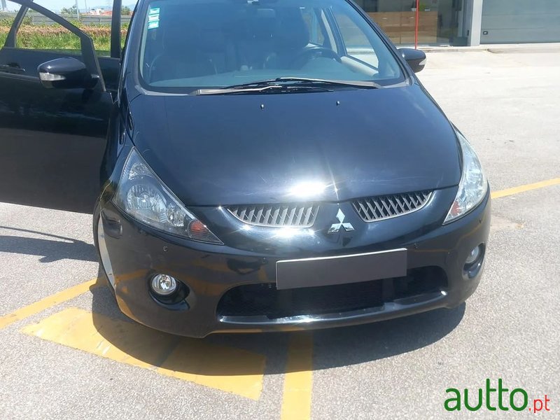 2008' Mitsubishi Grandis photo #1