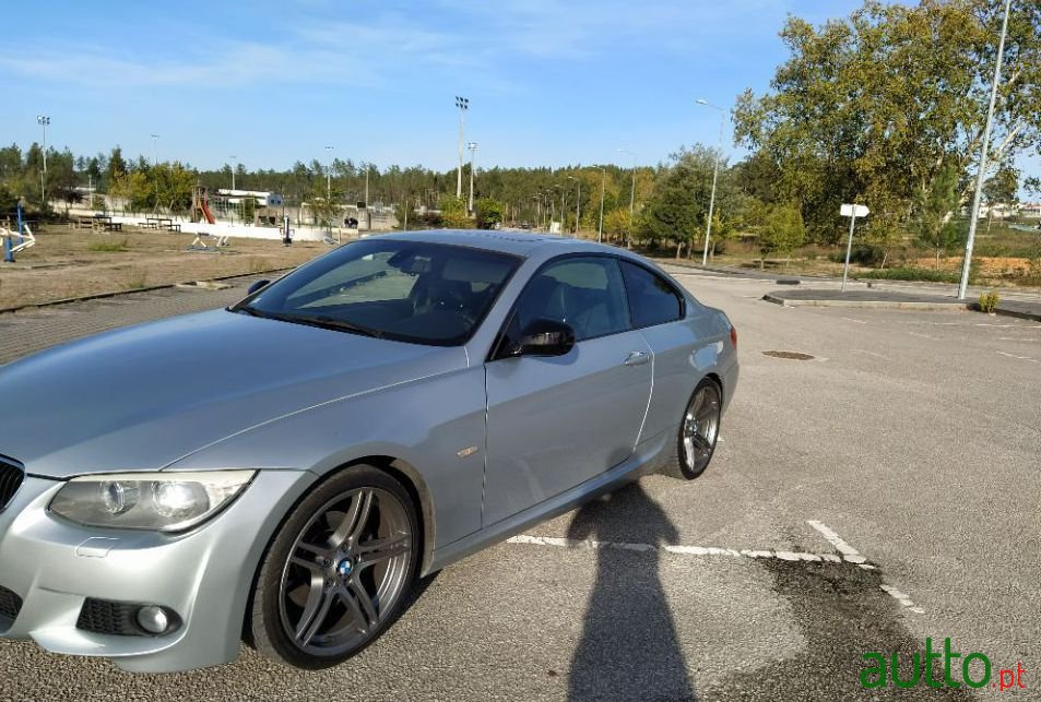 2011' BMW 320 photo #1