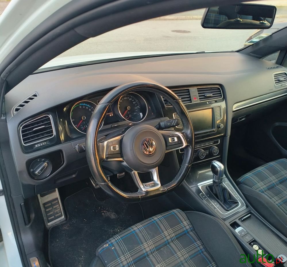 2015' Volkswagen Golf photo #5