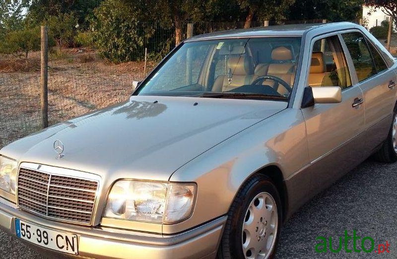 1993' Mercedes-Benz E-200 photo #2