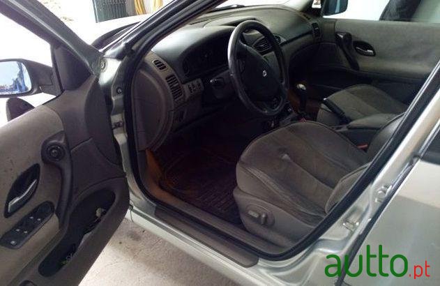 2001' Renault Laguna Break photo #2