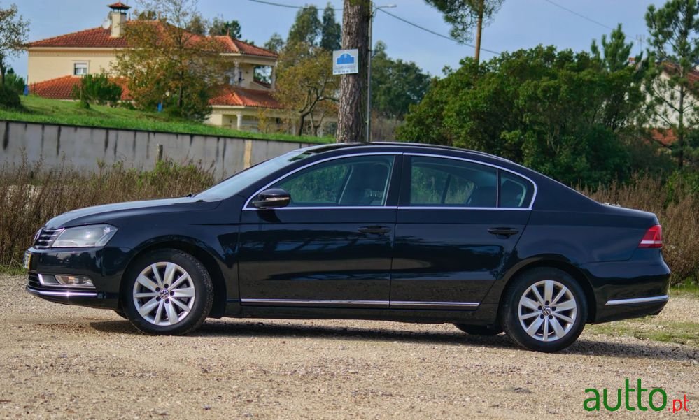 2011' Volkswagen Passat photo #5