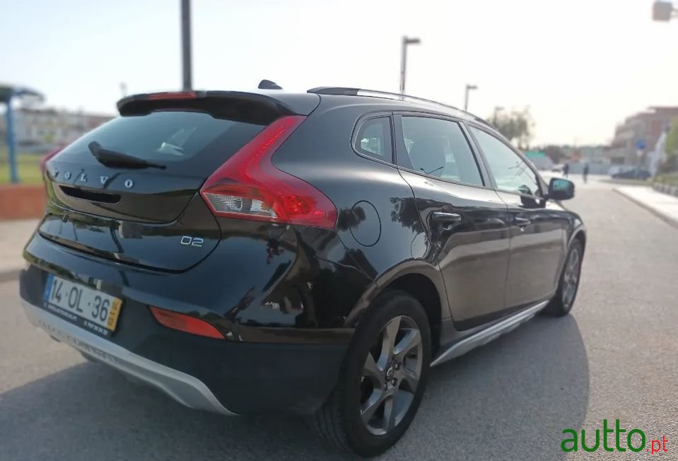 2014' Volvo V40 Cross Country photo #3