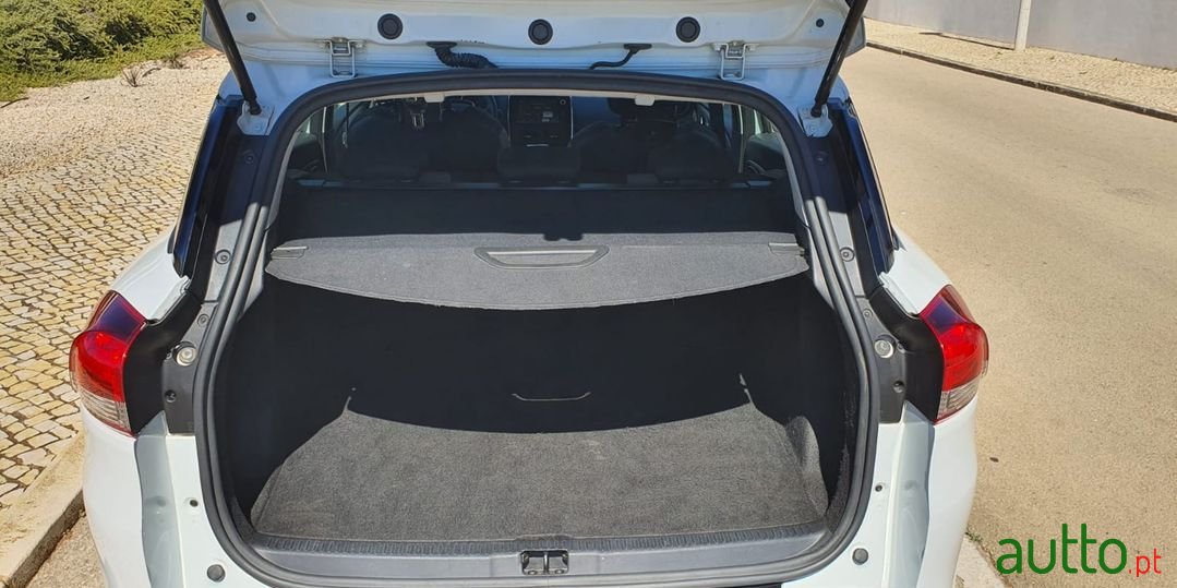 2013' Renault Clio Sport Tourer photo #6