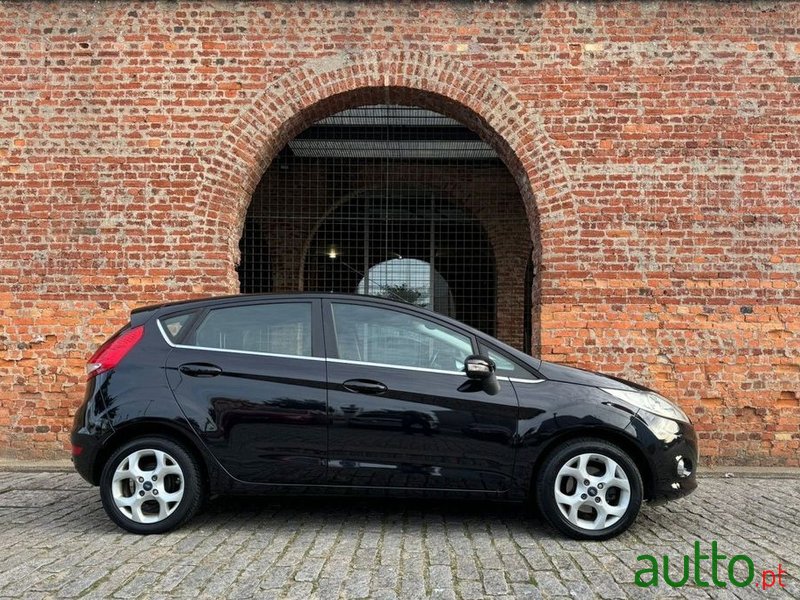 2010' Ford Fiesta photo #2