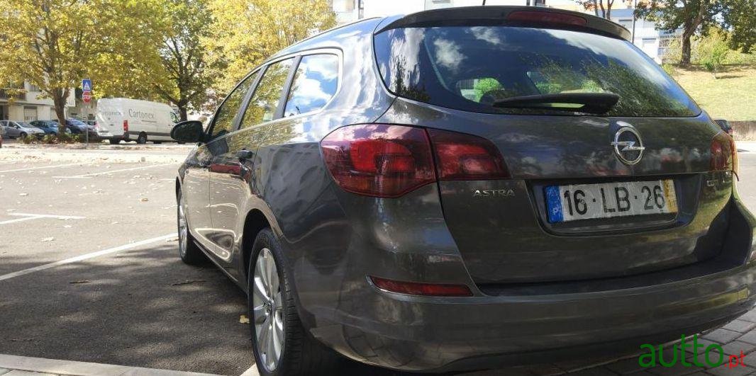 2010' Opel Astra Sports Tourer photo #2