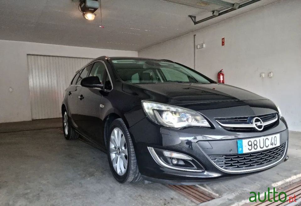 2012' Opel Astra Sports Tourer photo #2