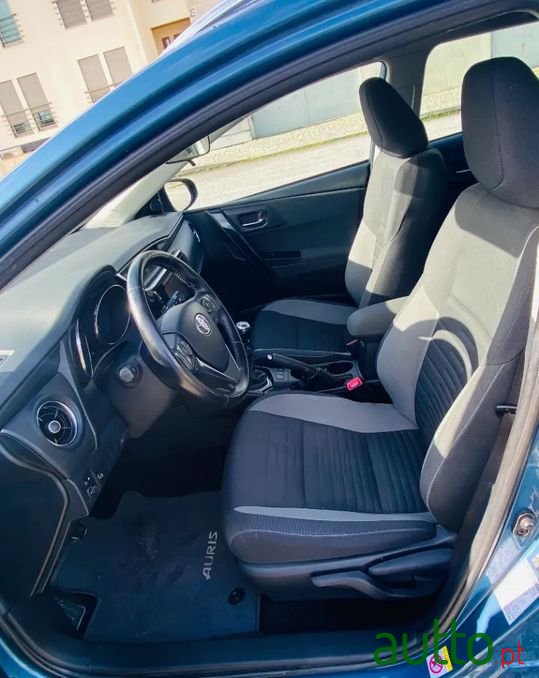 2016' Toyota Auris Touring Sports photo #5
