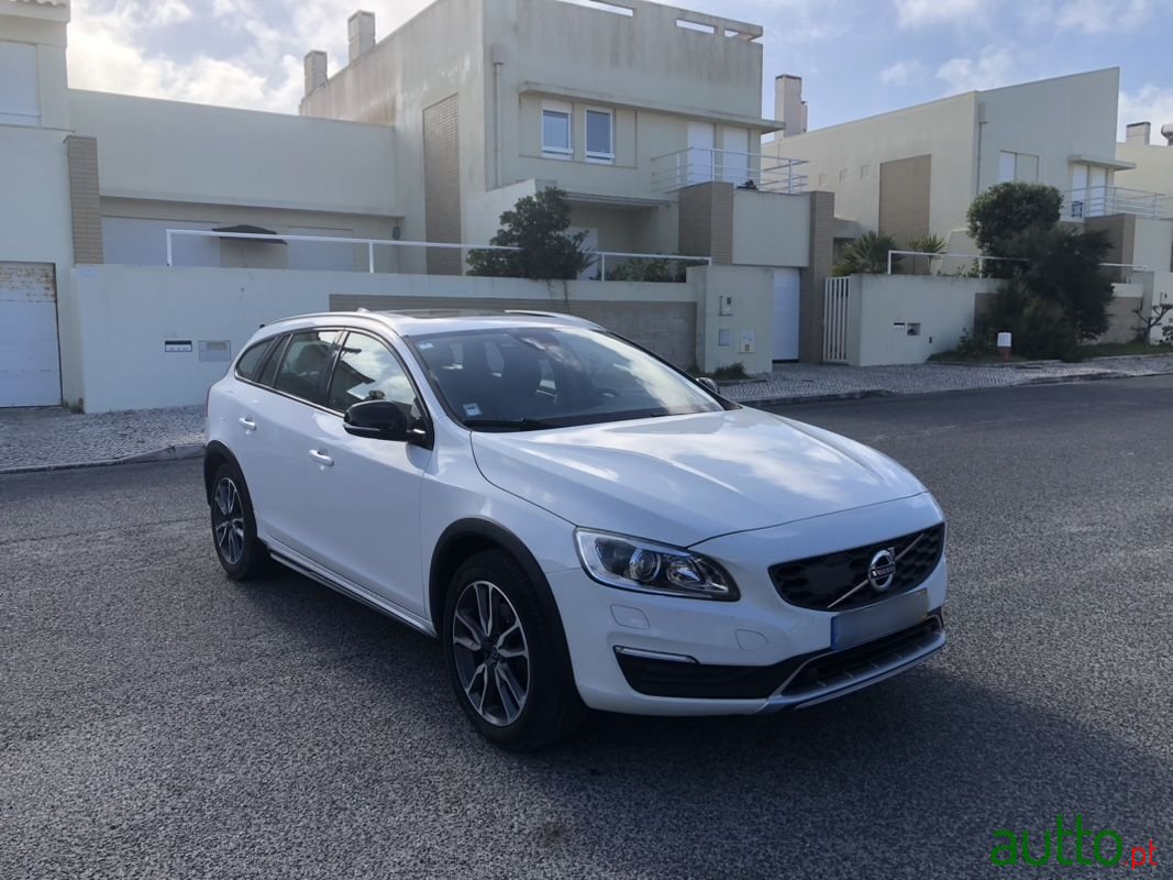 2017' Volvo V60 Cross Country photo #1