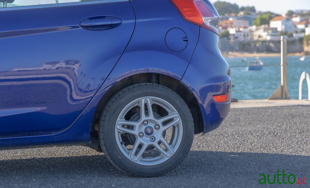 2014' Ford Fiesta photo #2