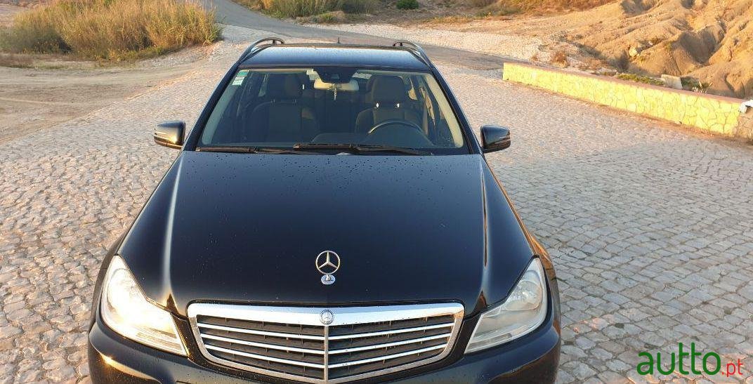 2011' Mercedes-Benz C-200 photo #1