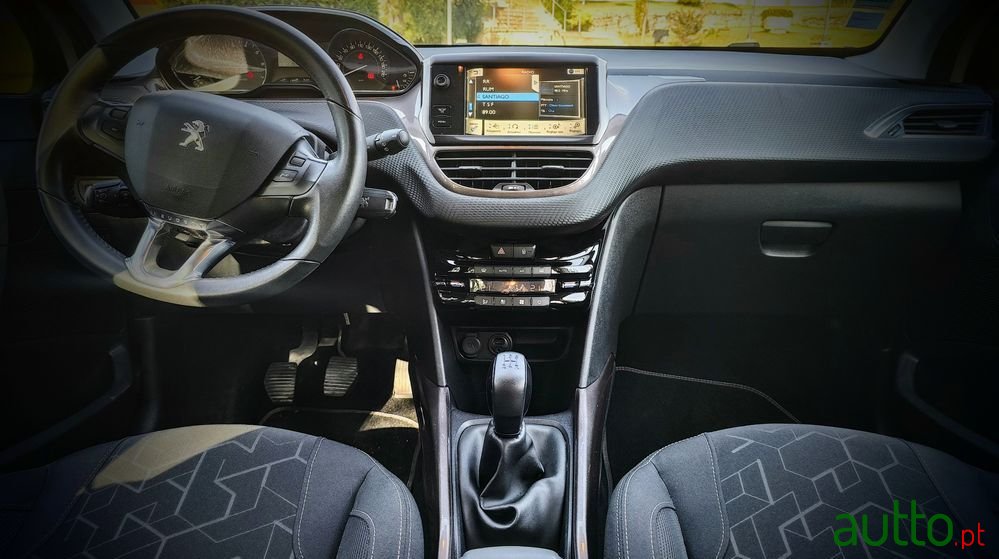 2014' Peugeot 2008 photo #5