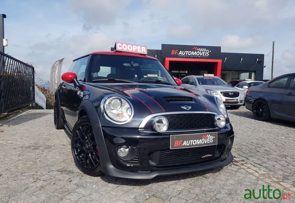 2011' MINI John Cooper Works photo #1