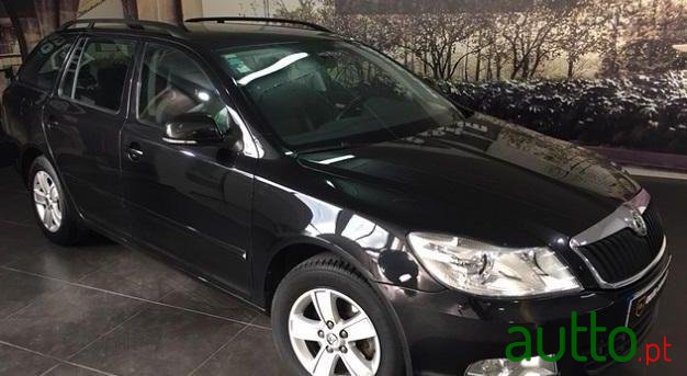 2010' Skoda Octavia Break photo #2
