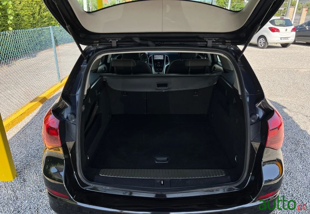 2011' Opel Astra Sports Tourer photo #5