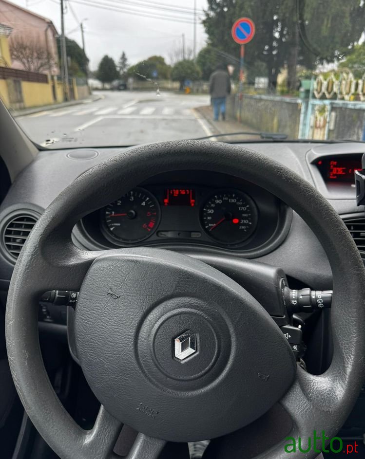 2010' Renault Clio photo #4