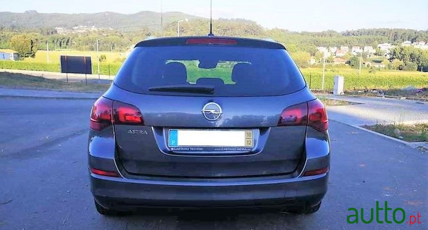 2010' Opel Astra Sports Tourer photo #2