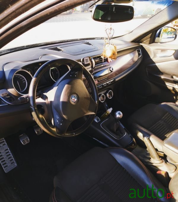 2010' Alfa Romeo Giulietta photo #5