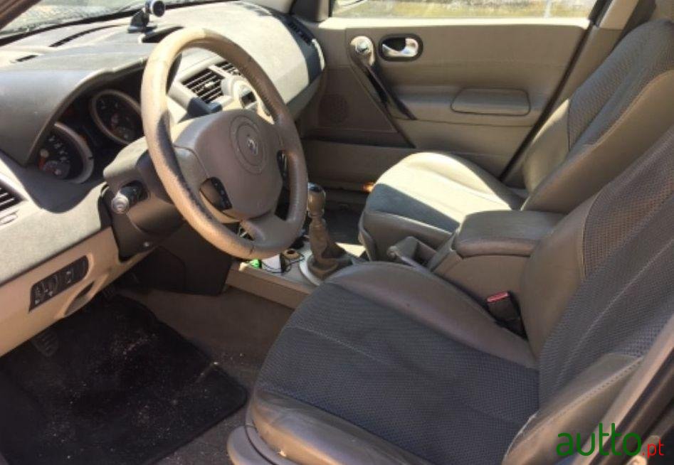 2005' Renault Megane Break photo #2