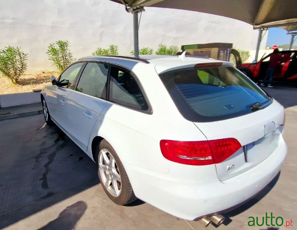 2011' Audi A4 Avant photo #5