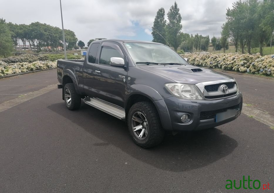 2011' Toyota Hilux photo #1