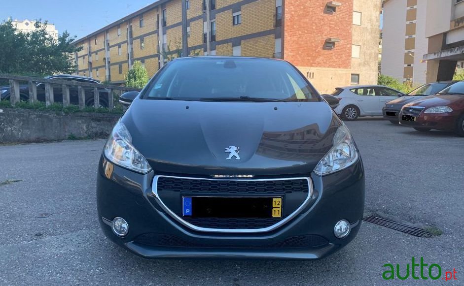 2012' Peugeot 208 photo #2