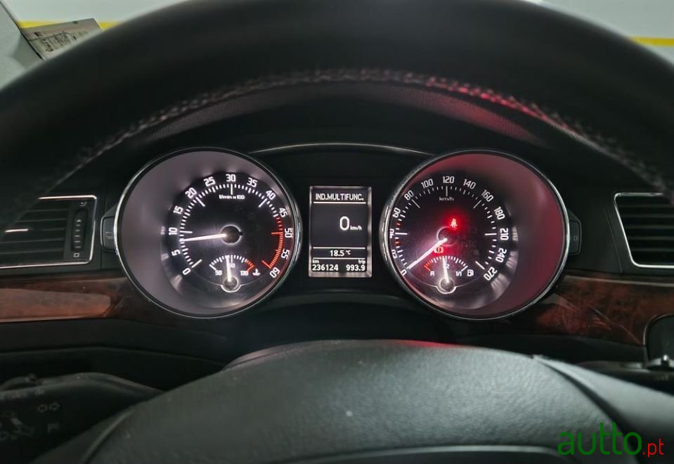 2010' Skoda Superb Break photo #2