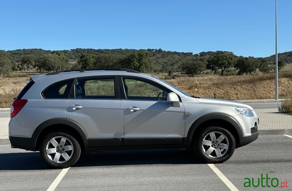 2008' Chevrolet Captiva 2.0 Vcdi Seven 7L photo #6