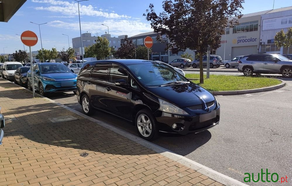 2006' Mitsubishi Grandis 2.0 Di-D Sport photo #3
