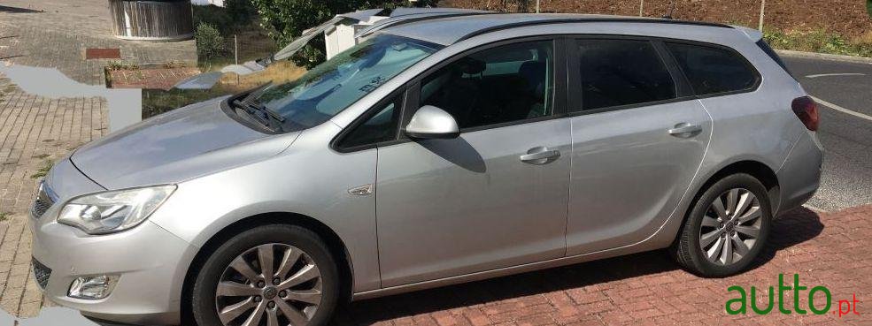 2011' Opel Astra Sports Tourer photo #1