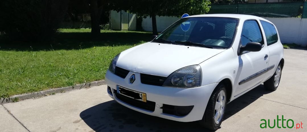 2008' Renault Clio photo #3