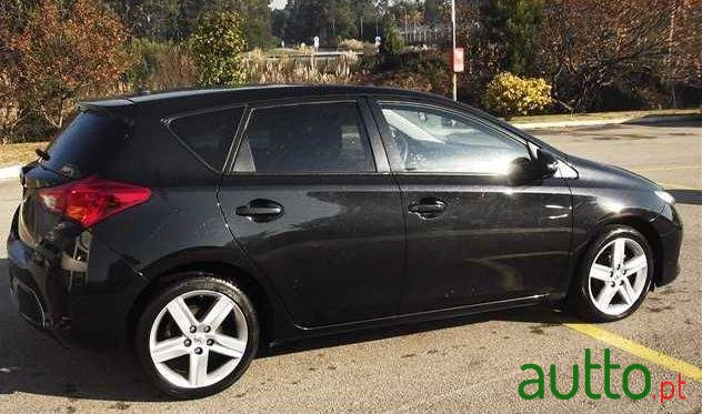 2014' Toyota Auris 1.4 D-4D Comfort photo #2