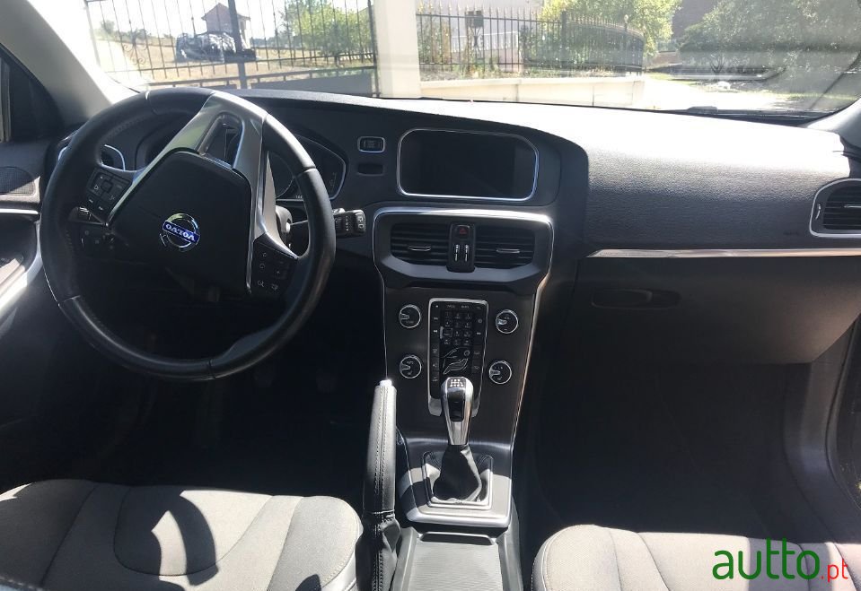 2015' Volvo V40 Cross Country photo #5