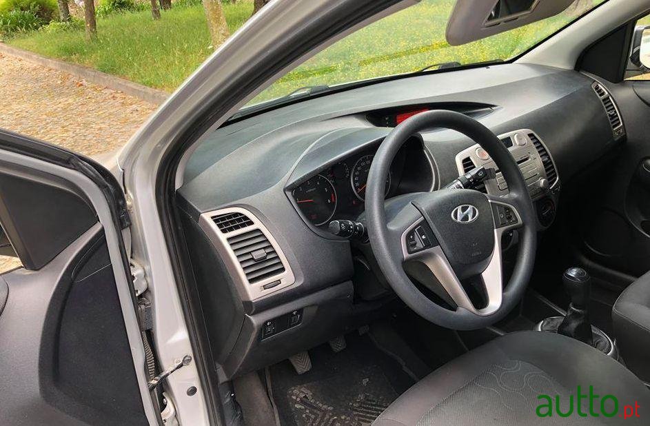 2009' Hyundai i20 1.4 Crdi photo #3