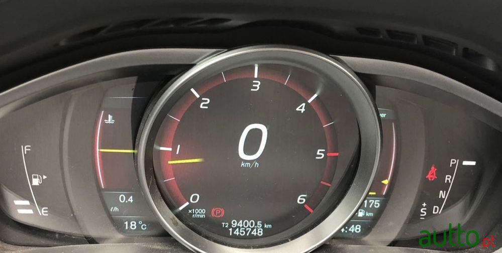 2014' Volvo V40 Cross Country photo #4